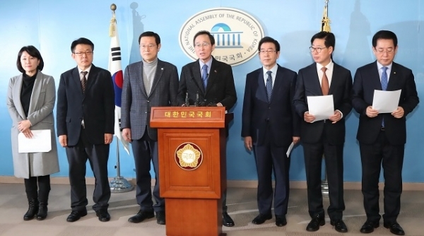 24일 서울 국회 정론관에서 송하진전북지사를 비롯한 전국15개 시도광역단체장들이 5.18 민주화운동의 올바른 인식과 가치실현을 위한 시도지사 공동입장문을 발표하고있다. (왼쪽부터) 이재정 국회의원, 허종식 인천부시장, 이용섭 광주시장, 송하진 전북지사, 박원순 서울시장, 양승조 충남지사, 김영록 전남지사. 사진제공 = 전북도