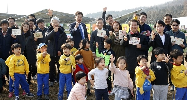 전주시 효자배수지 약 2245㎡ 부지에 발전용량 100㎾규모의 태양광발전소인‘제1호 전주시민햇빛발전소’ 준공식이 열린 23일 김승수 전주시장을 비롯한 유혜숙 전주시민햇빛발전협동조합 이사장 및 조합원들이 기념촬영을 을 하고 있다. 사진제공 = 전주시