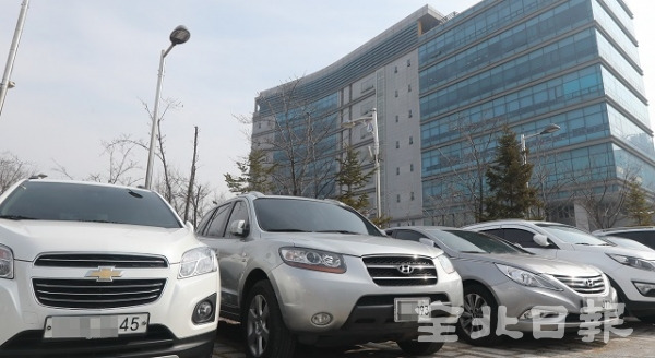 미세먼지 비상저감조치로 차량 2부제가 시행된 22일 전북교육청 주차장에 홀수 차량들이 주차되어 있다. 조현욱 기자