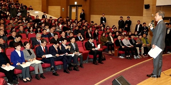 김승수 전주시장이 25일 서울 국회의원회관에서 열린 '지방분권과 국가균형발전을 위한 특례시 지정 세미나'에서 개회사를 하고 있다. 사진제공 = 전주시