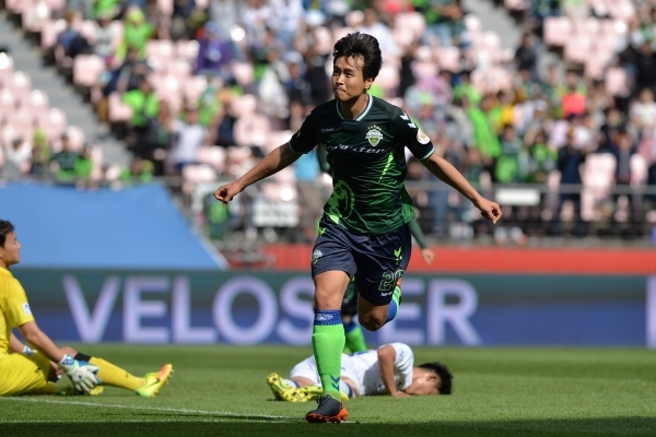 지난 4월 수원과의 경기에서 골을 넣고 골 세리머니를 펼치는 이동국 선수. /전북현대모터스 제공