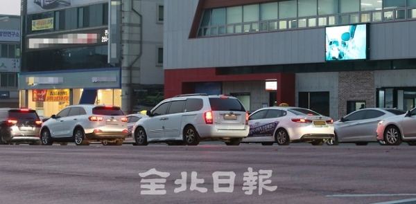 26일 전주덕진소방서 앞 백제대로에 소방차의 비상 출동을 위해 만들어진 정차 금지구역에 차들이 길게 정차해있어 정차 금지구역 의미가 무색해지고 있다. 조현욱 기자