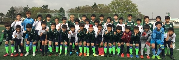 지난해 열린 교류전에서 양 팀 선수들의 기념촬영 모습.