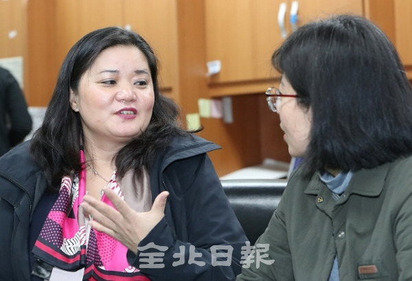 27일 6살 때 프랑스로 입양됐던 홍금영(47)씨가 전북경찰청에서 친부를 찾는 기자회견을 열고 어릴 때의 기억을 말하고 있다. 조현욱 기자