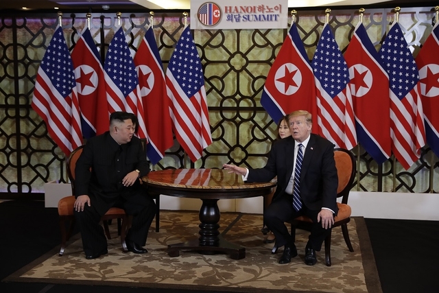 도널드 트럼프(오른쪽) 미국 대통령과 김정은 북한 국무위원장이 28일(현지시간) 베트남 하노이 소피텔 레전드 메트로폴 호텔에서 1대1 단독 정상회담을 하던 중 미소를 짓고 있다. /연합뉴스