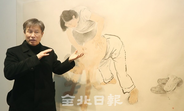 지난달 27일 3·1운동 100주년 기념 '현대수묵 3인전'이 전주 누벨백미술관에서 열린 가운데 김호석 화백이 작품인 '바람 목욕'에 대해 소개하고 있다. 조현욱 기자