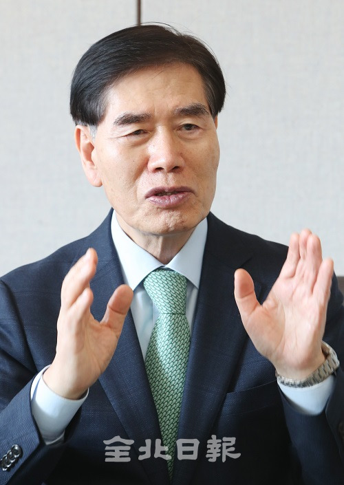 박삼옥 상산고등학교 교장이 전북일보와의 인터뷰에서 자율형사립고등학교가 나아가야 할 방향에 대해 설명하고 있다. 조현욱 기자