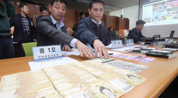 4일 전북경찰청에서 불법사이트 개설 운영자 검거 브리핑이 열린 가운데 사이버수사대 소속 경찰관들이 증거품들을 정리하고 있다. 조현욱 기자