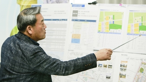 5일 익산시 김중만 건설국장이 정례브리핑에서 부송4지구 택지개발 사업에 대해 설명하고 있다.