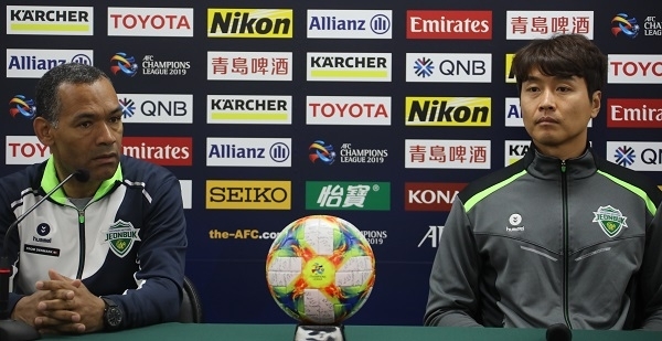 5일 전주월드컵경기장에서 열린 공식 기자회견에 참석한 모라이스 감독과 이동국 선수. 사진 제공= 전북현대