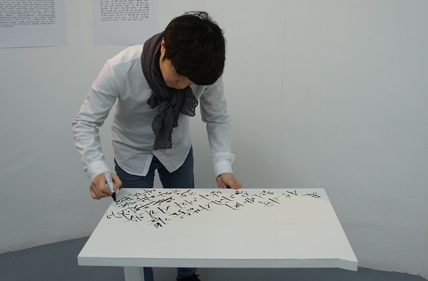 김병철 작가가 ‘인간’을 주제로 한 퍼포먼스를 보이고 있다.