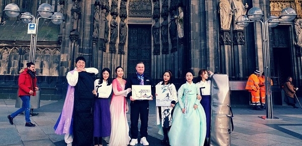 독일 일정의 첫 날, 쾰른대성당 앞에서 거리공연을 마치고 ‘파독간호사 2세’인 독일 청년과 함께 기념사진을 찍고 있다.