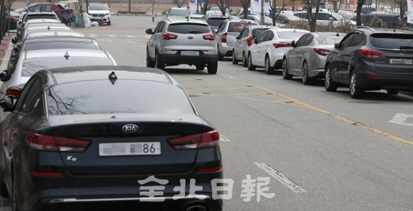 5일 고농도미세먼지 비상 저감 조치인 차량2부제로 인해 전북교육청에 진입하지 못한 차들이 기관 옆 골목에 길게 불법 주차되어 있다. 조현욱 기자