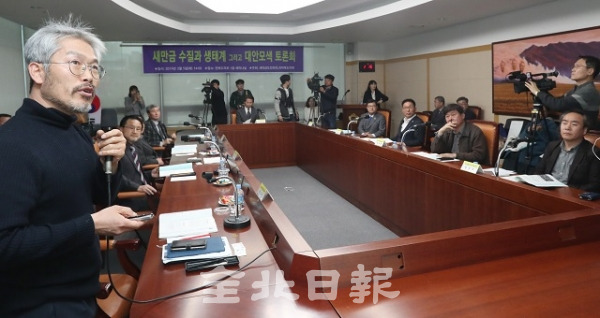 5일 새만금 수질과 생태계 변화 및 대안 모색 토론회가 전북도의회 세미나실에서 열린 가운데 한승우 전북녹색연합 정책위원장이 주제발표를 하고 있다. 조현욱 기자