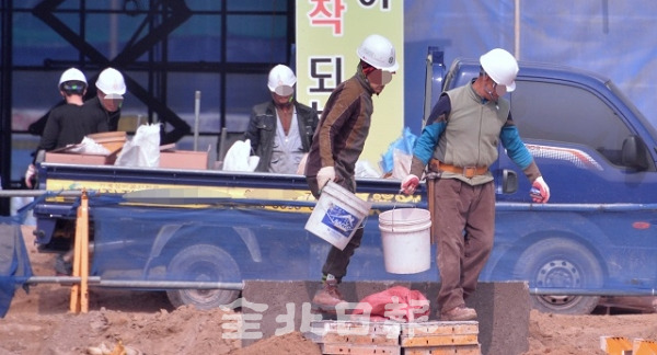 미세먼지 비상저감조치가 발령된 6일 전주시 만성동의 한 건설현장에서 근로자들이 마스크를 쓰지 않은 채 일하고 있다. 박형민 기자