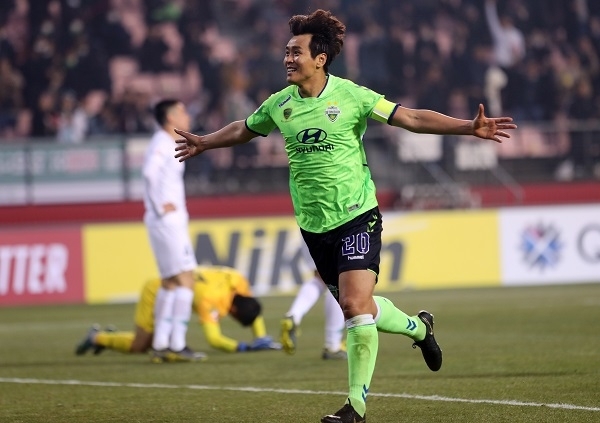 6일 오후 전주월드컵경기장에서 열린 2019 아시아축구연맹(AFC) 챔피언스리그 조별리그 1차전 전북 현대와 베이징 궈안의 경기에서 이동국 선수가 역전골을 넣고 기뻐하고 있다. 연합뉴스