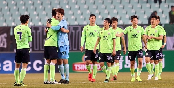 지난 6일 전주월드컵경기장에서 열린 2019 아시아축구연맹(AFC) 챔피언스리그 조별리그 1차전 전북 현대와 베이징 궈안의 경기에서 승리한 전북 선수들이 기쁨을 나누고 있다. 연합뉴스