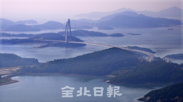 신시도 199봉 정상에서 바라본 고군산군도 연결도로. 전북일보 자료사진