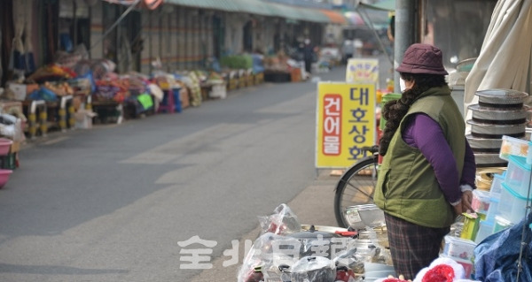 연일 계속된 미세먼지 공습에 외출을 자제하거나 마트 등 실내 시설을 이용하는 시민들이 늘고 있는 7일 전주남부시장 등 전통시장을 찾는 시민들이 줄어 시장이 한산한 모습을 보이고 있다. 박형민 기자