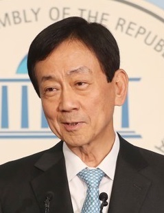 행정안전부 장관에 내정된 더불어민주당 진영 의원이 8일 오후 국회 정론관에서 기자회견을 하고 있다. /연합뉴스