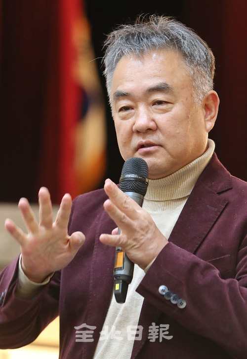 9일 송재호 국가균형발전위원장이 한국전통문화전당 대강당에서 '국가균형발전의 비전과 전략'을 주제로 특강을 하고 있다. 조현욱 기자