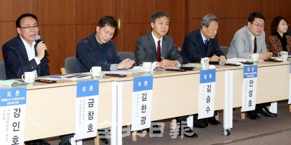 전주 특례시 지정을 위한 정책 세미나가 8일 전주 국립무형유산원 국제회의장에서 열려 김승수 전주시장과 대통령 소속 자치분권위원회 등 관계전문가와 시민들이 참석한 가운데 전주 특례시 지정의 필요성과 추진전략에 대해 논의하는 시간을 가졌다. 박형민 기자