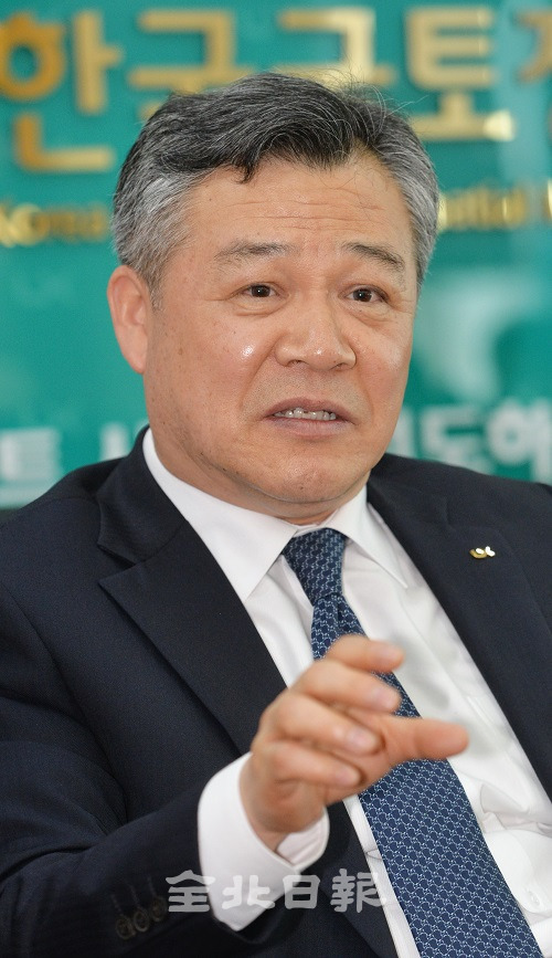 전북혁신도시로 가장 먼저 이주한 LX 한국국토정보공사 최창학 사장이 혁신도시 발전을 위한 생활 SOC 구축에 대한 필요성을 이야기 하고 있다. 박형민 기자