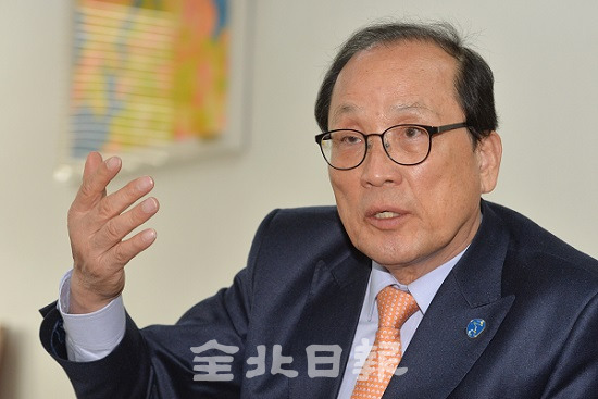 장영달 우석대학교 총장이 취임 1주년 소감과 학교 비전에 대해 이야기 하고 있다. 박형민 기자