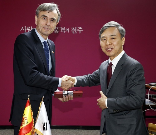 11일 김승수 전주시장이 전주를 방문한 후안 이그나시오 모로 비야시안 주한스페인 대사와 악수를 나누고 있다. 사진 제공= 전주시