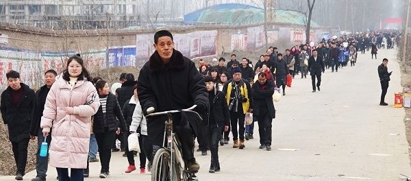 마가서회 공연장을 찾아가는 인파 행렬