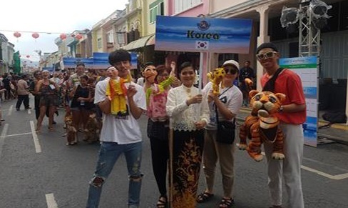 지난해 11월 태국 푸켓에서 열린 월드퍼펫카니발에 참가한 극단 까치동. 단원들이 인형극에서 선보일 인형을 들고 개막 퍼레이드를 선보이고 있다