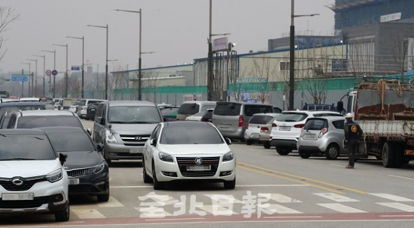 12일 전주시 만성지구 지방법원 신축 공사 현장 인근 도로에 공사 차량과 승용차들이 이중으로 주차돼 있다. 조현욱 기자