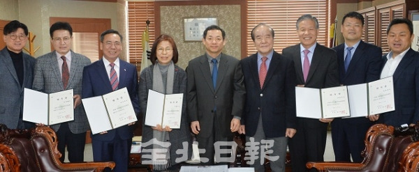 제9기 독자권익위원회 위촉식이 열린 12일 전북일보사 7층에서 신임 독자권익위원들과 서창훈 전북일보사 회장 등 참석자들이 기념촬영을 하고 있다. 박형민 기자