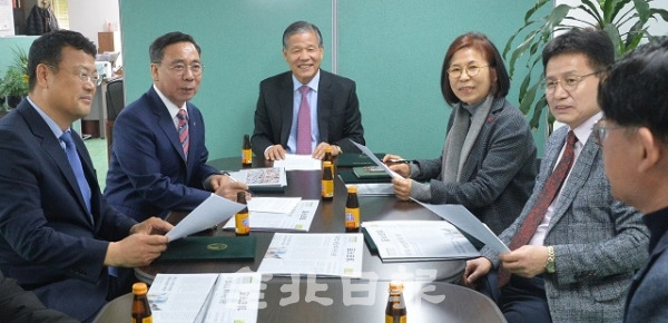 제9기 독자권익위원회 72차 정기회의가 열린 12일 전북일보사 편집국에서 송현만 위원장과 독자권익위원들이 신문 발전을 위한 다양한 의견을 제안했다. 박형민 기자