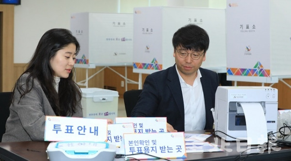 제2회 전국동시조합장선거를 하루 앞둔 12일 전주농협 노송동 투표소에서 직원들이 투표소를 설치하며 선거를 준비하고 있다. 박형민 기자