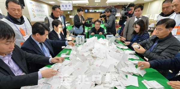 제2회 전국동시조합장선거일인 13일 전주시완산구 개표소인 전주농협 대회의실에서 선관위 관계자들이 개표를 하고 있다. 박형민 기자
