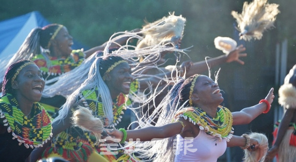 인도와 폴란드 등 전세계 청소년 댄스팀들이 참가한 제4회 온고을세계문화축제가 열린 7월 14일 전주경기전 앞에서 아프리카 댄스팀이 신나는 음악에 맞춰 역동적인 댄스를 선보이고 있다. 박형민 기자