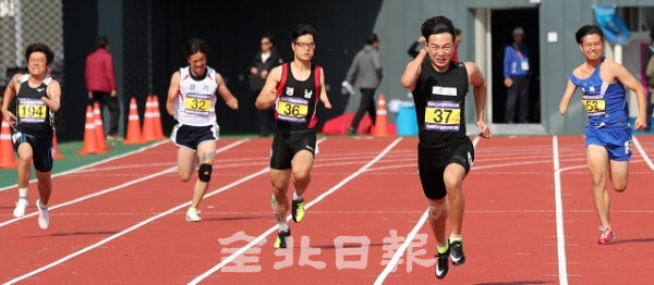 10월 28일 익산 종합운동장에서 열린 제38회 전국장애인체육대회 육상트랙 남자 100ｍ 경기에 출전한 선수들이 결승점을 향해 질주하고 있다. 조현욱 기자