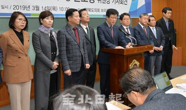 14일 더불어민주당 전북도당 안호영 위원장이 도의회에서 기자회견을 열고 임실군 오염토양 유입문제와 관련해 관련 법 개정 추진 등 해결방안 모색을 위해 적극 나설 것이라고 밝혔다. 박형민 기자