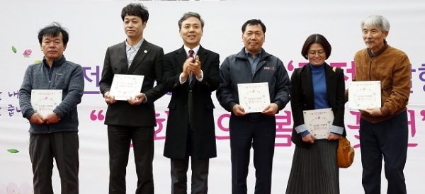 15일 전주 평화2공원에서 열린 공동체화폐 꽃전 발행 기념식에서 김승수 전주시장과 전주 사회혁신센터 관계자들이 기념촬영을 하고 있다. 사진제공 = 전주시