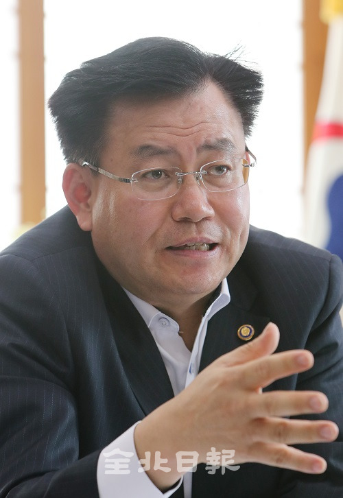 취임 100일을 앞둔 김경규 농촌진흥청 청장이 전북일보와의 인터뷰에서 농진청의 향후 계획안에 대해 말하고 있다. 조현욱 기자