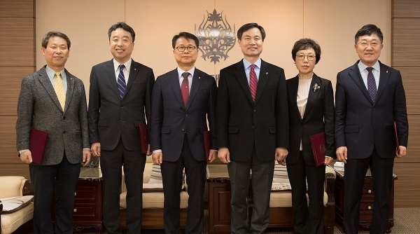 (왼쪽부터) 오창환 신문방송사주간, 이동헌 국제협력본부장, 이귀재 대외협력부총장, 김동원 총장, 김선희 교학부총장, 신형식 연구부총장이 기념촬영을 하고 있다. 사진 제공= 전북대학교