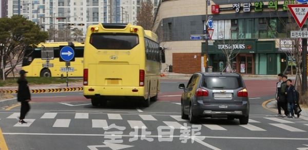 18일 전주시 에코시티 세병로에 위치한 횡단보도에 신호등이 없어 이 길을 건너는 시민들이 안전에 위협을 겪고 있다. 조현욱 기자