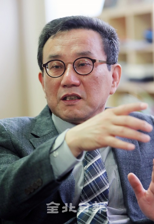 취임 1주년이 지난 김선기 전북연구원장이 본보와의 인터뷰에서 향후 연구원 운영 일정에 대해 밝히고 있다. 조현욱 기자