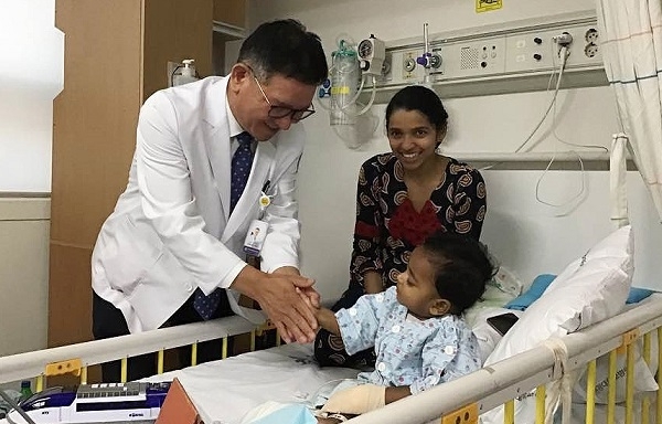 윤권하 원광대병원장이 입원 가료중인 스리랑카 소아 환우 라진을 병문안 하고 있다.