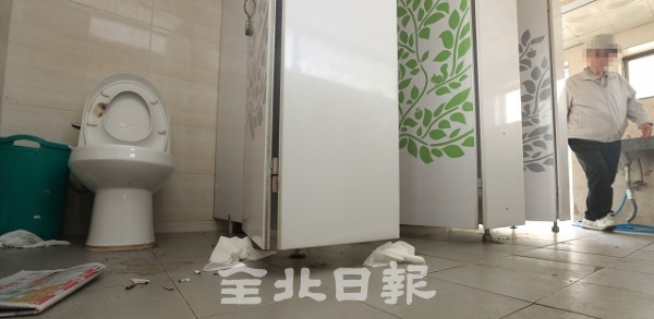 19일 전주시 삼천동의 한 공원 공공화장실에 휴지와 담배꽁초 등 쓰레기들이 널브러져 있어 시민들에게 불쾌감을 끼치고  있다. 조현욱 기자