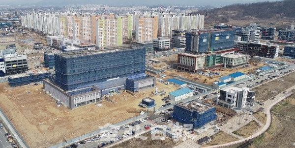 전주지방법원과 전주지방검찰청이 오는 12월 전주시 신도시 개발지구인 만성동으로 이전한다. 사진은 법조타운 신청사 공사 전경 (사진 왼쪽 전주지방검찰청, 오른쪽 전주지방법원 건축 현장) 조현욱 기자