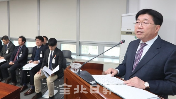 19일 전북개발공사 사장 후보자 인사청문회가 전북도의회에서 열린 가운데 김천환 사장 후보자가 발언하고 있다. 조현욱 기자