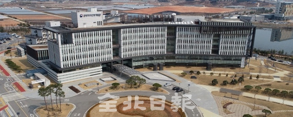 17일 경기도가 지방자치인재개발원에 위탁하던 승진자 교육을 자체적으로 운영하는 방안을 추진하고 있어 지방자치인재개발원과 전북혁신도시 활성화에 타격이 우려되고 있다. 사진은 전북혁신도시에 위치한 지방자치인재개발원 전경. 박형민 기자