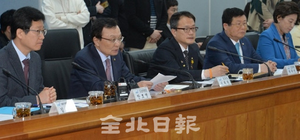 더불어민주당-전라북도 예산정책협의회가 열린 20일 국민연금공단 회의실에서 이해찬 당대표가 인사말을 하고 있다. 박형민 기자